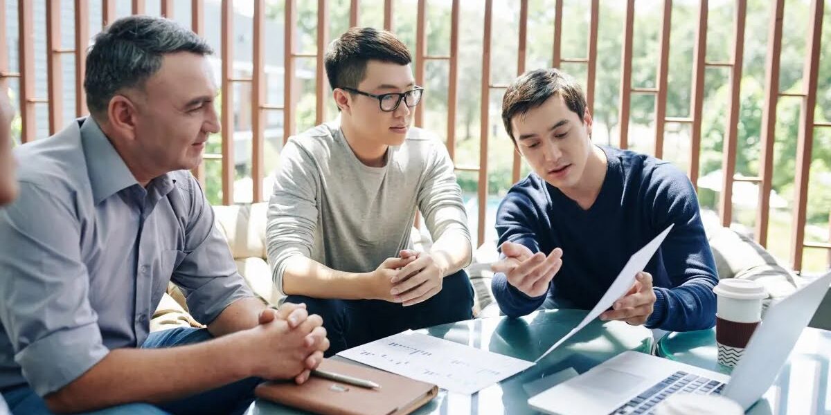 manager-showing-report-to-colleagues-2022-02-02-04-51-11-utc-1200×800 manager-showing-report-to-colleagues-2022-02-02-04-51-11-utc-1200×800